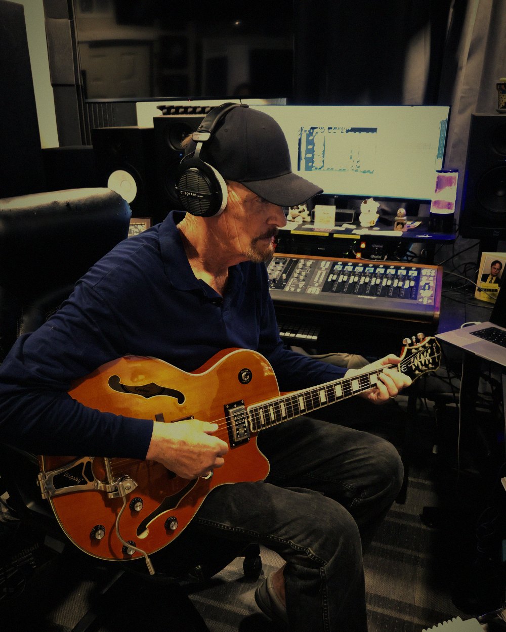 StevieG tracking on a hollowbody electric